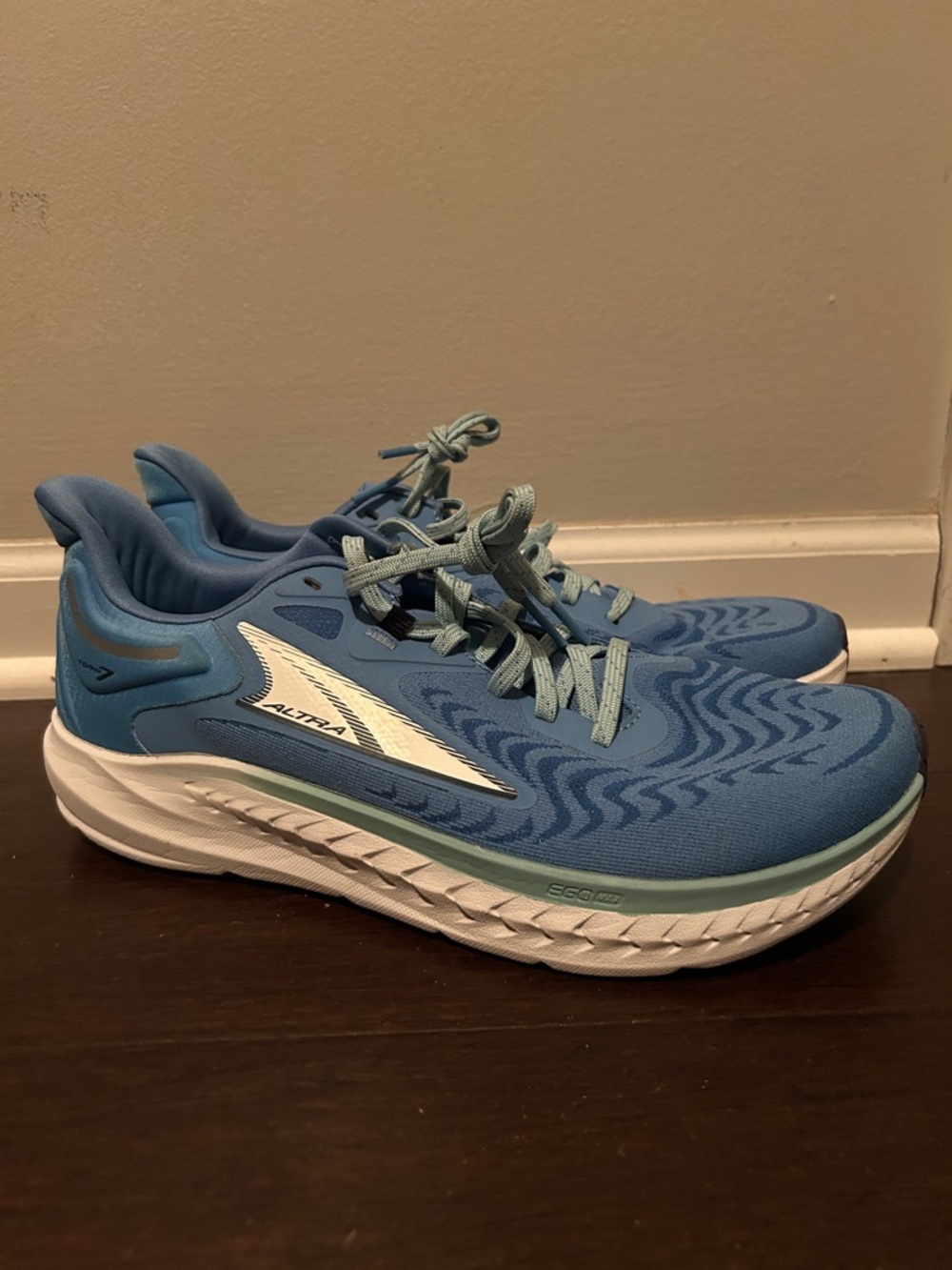 Altra Torin 7 Light Blue Running Shoes with White Accents size 11